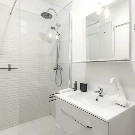 Island Village Heights Apartament *